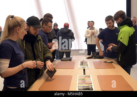 Le 24 février 2018. Vienne, Autriche. Ce samedi, l'Apple Store à Vienne en Kärtner Strasse ouvre la 501e position officielles d'Apple et la 112e en Europe. Image montre employé Apple, en consultation avec les clients. Credit : Franz Perc / Alamy Live News Banque D'Images