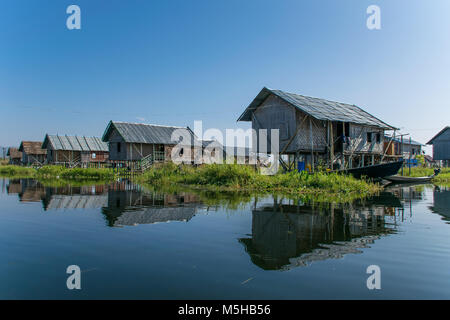 Maisons de bambou sur le lac Inle, Myanmar Banque D'Images