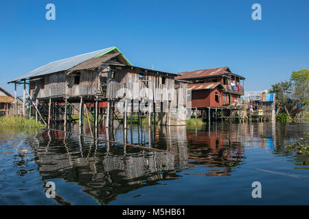 Maisons de bambou sur le lac Inle, Myanmar Banque D'Images