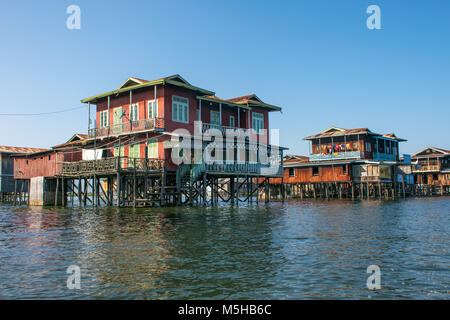 Maisons de bambou sur le lac Inle, Myanmar Banque D'Images