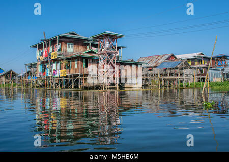 Maisons de bambou sur le lac Inle, Myanmar Banque D'Images