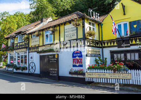 Salon de thé et café dans une vieille English village de Cheddar Gorge Somerset. Banque D'Images