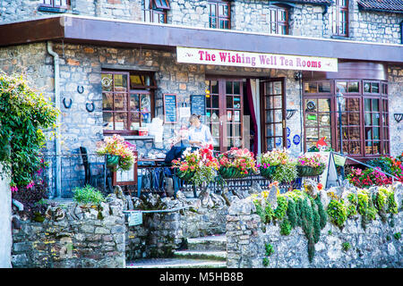 Salon de thé et café dans une vieille English village de Cheddar Gorge Somerset. Banque D'Images