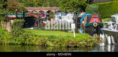 La location des bateaux sur l'étroit canal Staffordshire Worcestershire & Greensforge au Canal. Banque D'Images