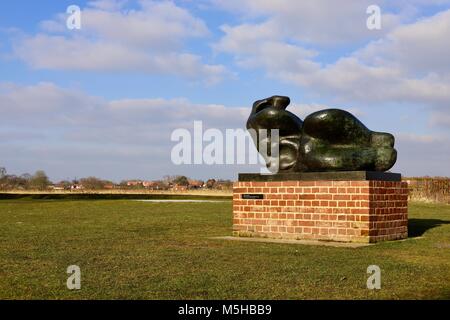 Sculpture : Reclining Figure : groupés par Henry Moore 1969. L'extérieur de la salle de concert Snape Maltings, Suffolk. Banque D'Images