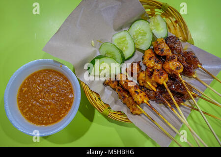 Vue de dessus de malaysian satay de poulet avec sauce aux arachides délicieux, l'un des fameux plats locaux à Singapour. Banque D'Images