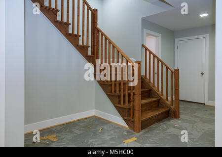 Couloir intérieur avec plancher de bois. Voir l'escalier de bois à côté de l'escalier de la porte. Banque D'Images