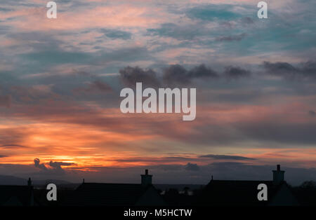 Ciel dramatique inhabituelle juste après le coucher du soleil plus de Largs en Ecosse alors que je suis intéressé sur la cheminée de la chambre des pots de toits. Banque D'Images