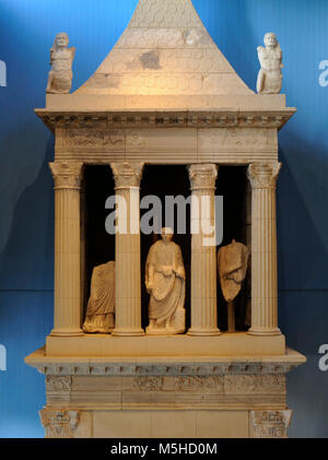 Mausolée de Lucius Poblicius. Détail. 40 AD. Vétéran de la 5e légion. Dans la partie centrale de la portique à colonnes est la figure du défunt en tant que citoyen, portant une toge et entouré de sa famille. Trouvés à Cologne, Allemagne. Musée romain-germanique. Cologne. L'Allemagne. Banque D'Images