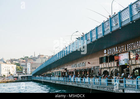 Istanbul, 15 juin 2017 : : restaurant sous le pont de Galata des personnes qui se promènent à Istanbul, Turquie. Banque D'Images