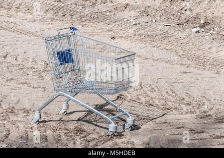 Panier à l'extérieur sur un terrain dans le sable Banque D'Images