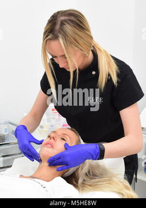 Présentatrice TV et fashionista Naomi Isted préparation pour la Semaine de la mode avec le docteur Shirin Lakhani à élite esthétique, Londres. Plus d'info : Naomi Isted est repéré se préparer pour la Semaine de la mode de Londres et de la fashionista présentateur de télévision, Naomi Isted a été repéré à élite clinique esthétique dans le Kent cette semaine comme elle s'est préparée pour le National Television Awards Après avoir changé sa couleur de cheveux la semaine dernière seulement, la mode influenceur Naomi regarda sans effort chic en bleu délavé, boots de désir du public, un organisme de bienfaisance t-shirts de Jody Bell, une veste en cuir à partir de la déclaration de Michaela Banque D'Images