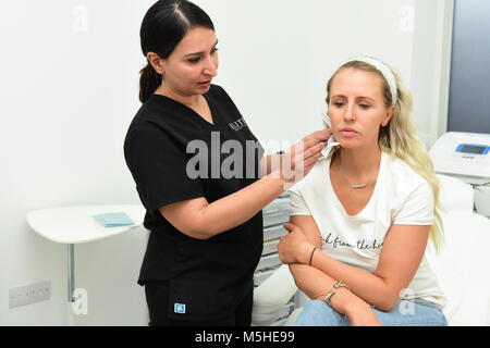 Présentatrice TV et fashionista Naomi Isted préparation pour la Semaine de la mode avec le docteur Shirin Lakhani à élite esthétique, Londres. Plus d'info : Naomi Isted est repéré se préparer pour la Semaine de la mode de Londres et de la fashionista présentateur de télévision, Naomi Isted a été repéré à élite clinique esthétique dans le Kent cette semaine comme elle s'est préparée pour le National Television Awards Après avoir changé sa couleur de cheveux la semaine dernière seulement, la mode influenceur Naomi regarda sans effort chic en bleu délavé, boots de désir du public, un organisme de bienfaisance t-shirts de Jody Bell, une veste en cuir à partir de la déclaration de Michaela Banque D'Images