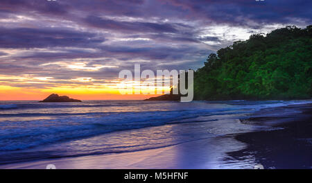 Vue de nuit sur la plage de Juquehy sur la côte de l'état de Sao Paulo , Brésil Banque D'Images