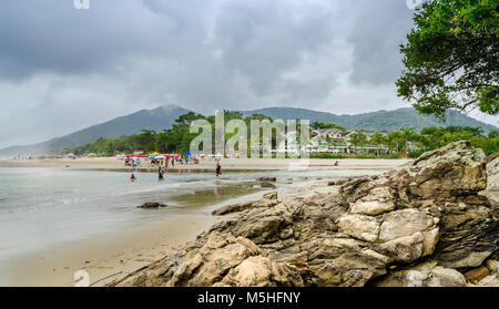 Brésil, JUQUEI -Décembre 20th, 2017 ; les touristes sur un jour de pluie sur la plage à Juquei, Etat de Sao Paulo, Brésil. Banque D'Images