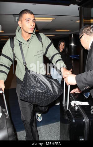 Kourtney Kardashian arrive à l'Aéroport International de Los Angeles avec son petit ami comprend : Kourtney Kardashian, Younes Bendjima Où : Los Angeles, California, United States Quand : 23 Jan 2018 Credit : WENN.com Banque D'Images