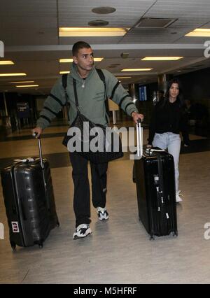 Kourtney Kardashian arrive à l'Aéroport International de Los Angeles avec son petit ami comprend : Kourtney Kardashian, Younes Bendjima Où : Los Angeles, California, United States Quand : 23 Jan 2018 Credit : WENN.com Banque D'Images