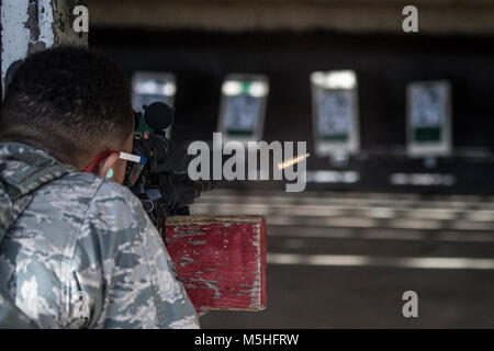 Navigant de première classe Christian Steele, 2e Escadron des Forces de sécurité, l'Aviateur de pousses durant chaque année un M4 carbine qualification à base aérienne de Barksdale, en Louisiane, le 31 janvier 2018. Les aviateurs des forces de sécurité doit être admissible annuellement sur plusieurs armes, y compris la M4 Carbine et Berreta M9 pistolet. (U.S. Air Force Banque D'Images