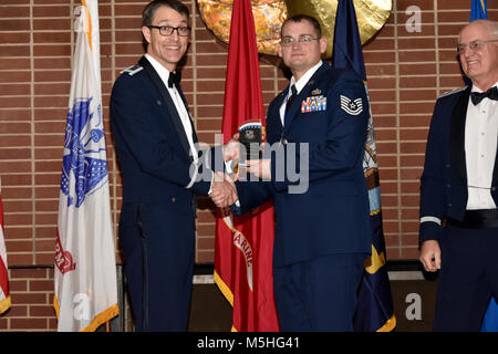 Le colonel Scott Cain, Arnold Engineering Development commandant complexes, à gauche, et l'USAF à la retraite, le général Michael Whittemer, ancien commandant du Centre de développement de l'ingénierie d'Arnold, droite, présente le sergent technique. Daniel Hansford, 704e groupe d'essai, avec une plaque pour sous-officier de l'année, le 2 février 2018 à l'Arnold Club au bord du lac. Banque D'Images