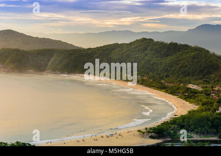 Coucher de soleil spectaculaire sur la Barra do Una plage sur la côte de l'état de Sao Paulo , Brésil Banque D'Images