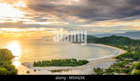 Coucher de soleil spectaculaire sur la Barra do Una plage sur la côte de l'état de Sao Paulo , Brésil Banque D'Images