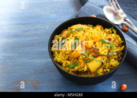 Batata Poha / petit-déjeuner Indien avec des pommes de terre et riz aplati, selective focus Banque D'Images