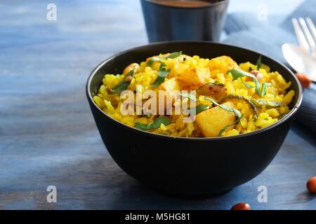 Batata Poha / petit-déjeuner Indien avec des pommes de terre et riz aplati, selective focus Banque D'Images