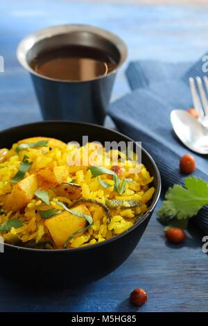 Batata Poha / petit-déjeuner Indien avec des pommes de terre et riz aplati, selective focus Banque D'Images