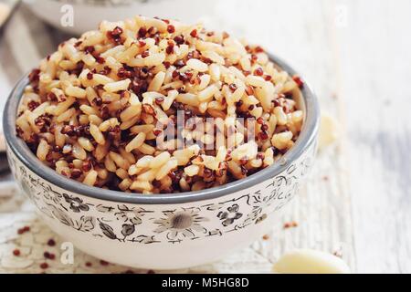 Bol de Quinoa riz brun cuit, selective focus Banque D'Images