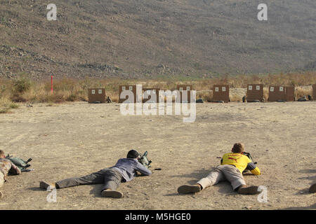 Des soldats de la Force Darby et 1er Bataillon, 87 Régiment d'infanterie, 1e Brigade Combat Team, 10e division de montagne, se qualifier sur une gamme d'armes à Garoua, au Cameroun Le 8 février 2018. TF Darby servir les membres sont affectés dans un rôle de soutien pour les forces camerounaises et la lutte contre l'organisation extrémiste violent Boko Haram. Banque D'Images