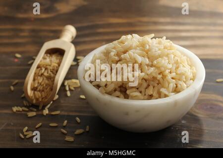 Riz brun à grains entiers cuits servis dans un bol, selective focus Banque D'Images