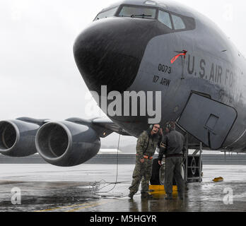 Les membres de la 117e Escadre de ravitaillement en vol participent à un exercice de préparation opérationnelle à Sumpter Smith Air National Guard Base, Birmingham (Alabama), le 10 février 2018. Des quatre jours de l'exercice a commencé le 8 février et l'essai de la 117e Escadre de ravitaillement en vol à la suite de menaces potentielles pour les États-Unis (É.-U. Air National Guard Banque D'Images