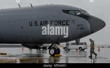 Les membres de la 117e Escadre de ravitaillement en vol participent à un exercice de préparation opérationnelle à Sumpter Smith Air National Guard Base, Birmingham (Alabama), le 10 février 2018. Des quatre jours de l'exercice a commencé le 8 février et l'essai de la 117e Escadre de ravitaillement en vol à la suite de menaces potentielles pour les États-Unis (É.-U. Air National Guard Banque D'Images