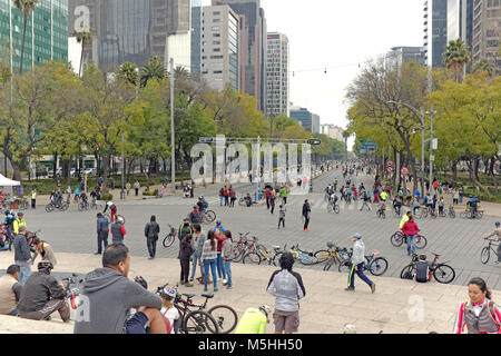 Le Paseo de la Reforma avec beaucoup d'autres routes dans la ville de Mexico devenir auto-zones franches donnant les piétons et les cyclistes la liberté de recréer. Banque D'Images