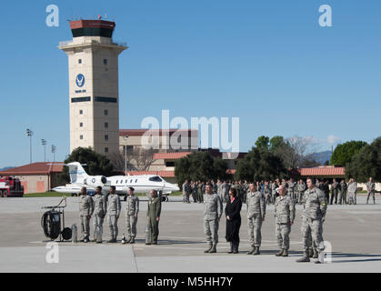 Aviateurs Bienvenue Chef Master Sgt. Shelina Frey, le premier sergent-chef pour l'Air Mobility Command, Scott Air Force Base, dans l'Illinois, comme elle atterrit à Travis Air Force Base, en Californie, le 12 février 2018. Frey va prendre sa retraite cette année après presque 34 ans de service. (U.S. Air Force Banque D'Images