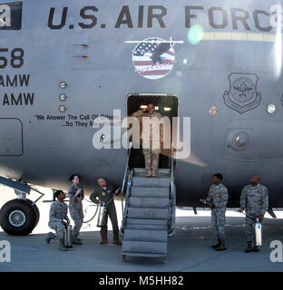 Le chef de l'US Air Force Master Sgt. Shelina Frey, le premier sergent-chef pour l'Air Mobility Command, Scott Air Force Base, Ill., célèbre son dernier vol officiel à bord d'un C-17 Globemaster III, Février 12, 2018, Travis Air Force Base, Californie Frey va prendre sa retraite cette année après presque 34 ans de service. (U.S. Air Force Banque D'Images