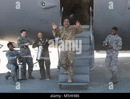 Le chef de l'US Air Force Master Sgt. Shelina Frey, le premier sergent-chef pour l'Air Mobility Command, Scott Air Force Base, Ill., célèbre son dernier vol officiel à bord d'un C-17 Globemaster III, Février 12, 2018, Travis Air Force Base, Californie Frey va prendre sa retraite cette année après presque 34 ans de service. (U.S. Air Force Banque D'Images