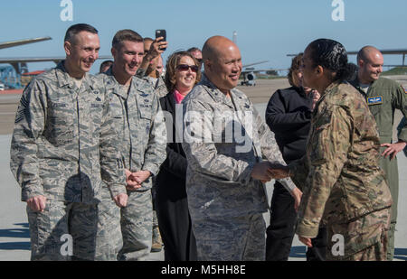 Le lieutenant général GI Tuck le 18e commandant de l'Armée de l'air, Scott Air Force Base, malade, Maître Chef accueille le Sgt. Shelina Frey, le premier sergent-chef pour l'Air Mobility Command, Scott AFB, Ill., 10 févr. 12, 2018, Travis Air Force Base, Californie Frey va prendre sa retraite cette année après presque 34 ans de service. (U.S. Air Force Banque D'Images