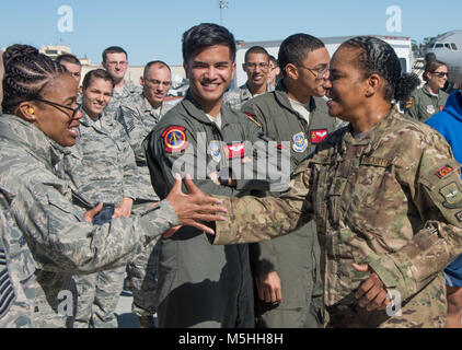 Master Chef salue aviateurs Sgt. Shelina Frey, le premier sergent-chef pour l'Air Mobility Command, Scott Air Force Base, en Illinois, à Travis Air Force Base, en Californie, le 12 février 2018. Frey va prendre sa retraite cette année après presque 34 ans de service. (U.S. Air Force Banque D'Images