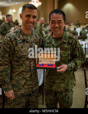 MARINE CORPS BASE CAMP PENDLETON, en Californie - Le Colonel Ryuki Toyota, le commandant du Régiment d'infanterie de l'Armée de l'Ouest, le Japon d auto-défense au sol, remet un cadeau au lieutenant-colonel Christopher D. Tolliver, commandant du 1er Bataillon, 4ème Marines, au cours de la cérémonie de clôture de l'exercice de main de fer le 12 février 2018. Poing de fer exercice réunit des Marines des États-Unis à partir de la 11e unité expéditionnaire de marines et de soldats de l'Armée de l'Ouest JGSDF, Régiment d'infanterie, d'améliorer leur planification bilatérale, la communication et la conduite d'opérations amphibies. (U.S. Marine Corps Banque D'Images