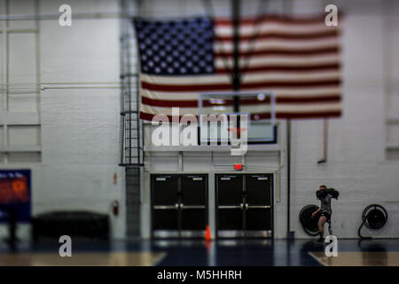 Le Cpl. Rory Hamill, un blessé au combat, Marine fonctionne dans le gymnase de la base sur Joint Base McGuire-Dix-Lakehurst, N.J., le 4 décembre 2017. (U.S. Air National Guard Banque D'Images