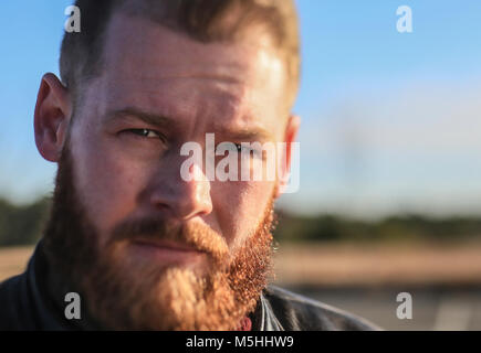 Le Cpl. Rory Hamill, un blessé au combat, marin représente un portrait sur Joint Base McGuire-Dix-Lakehurst, N.J., le 21 décembre 2017. (U.S. Air National Guard Banque D'Images