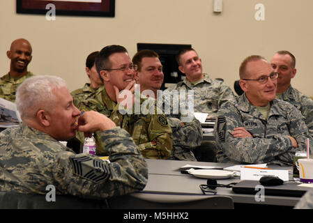 Maryland National Guard hauts dirigeants réunis pour une conférence le 20 janvier 2018 à Warfield Air National Guard Base à Middle River, dans le Maryland La conférence donna un aperçu sur les plans futurs du MDNG et accueilli Liz Nead, invité orateur de motivation, qui s'est adressé aux membres des services de qualités de leadership et de s'attaquer à des objectifs. (U.S. Air National Guard Banque D'Images