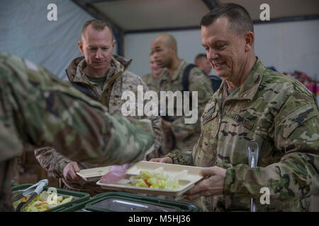 Le lieutenant général de l'armée américaine Paul E. Funk II, Commandant général du CJTF-OIR, mène une étude de site au Camp TAA AQ, l'Iraq, le 30 janvier 2018. Cette formation fait partie de la Force opérationnelle interarmées combinée globale - Fonctionnement résoudre inhérent à la mission de renforcer les capacités des partenaires qui se concentre sur la formation et de l'amélioration de la capacité des forces des combats en partenariat avec ISIS. Les GFIM-OIR est la Coalition mondiale pour vaincre ISIS en Iraq et en Syrie.(U.S. Army Banque D'Images