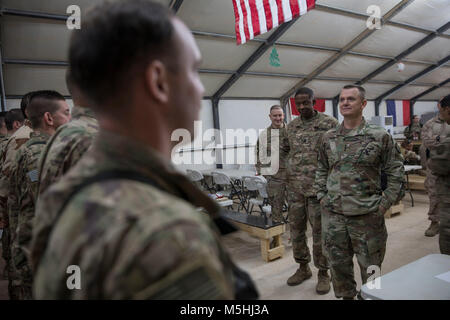 Le lieutenant général de l'armée américaine Paul E. Funk II, Commandant général du CJTF-OIR, mène une étude de site au Camp TAA AQ, l'Iraq, le 30 janvier 2018. Cette formation fait partie de la Force opérationnelle interarmées combinée globale - Fonctionnement résoudre inhérent à la mission de renforcer les capacités des partenaires qui se concentre sur la formation et de l'amélioration de la capacité des forces des combats en partenariat avec ISIS. Les GFIM-OIR est la Coalition mondiale pour vaincre ISIS en Iraq et en Syrie. (U.S. Army Banque D'Images