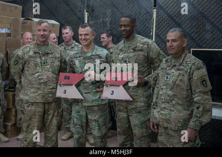 Le lieutenant général de l'armée américaine Paul E. Funk II, Commandant général du CJTF-OIR, mène une étude de site au Camp TAA AQ, l'Iraq, le 30 janvier 2018. Cette formation fait partie de la Force opérationnelle interarmées combinée globale - Fonctionnement résoudre inhérent à la mission de renforcer les capacités des partenaires qui se concentre sur la formation et de l'amélioration de la capacité des forces des combats en partenariat avec ISIS. Les GFIM-OIR est la Coalition mondiale pour vaincre ISIS en Iraq et en Syrie. (U.S. Army Banque D'Images