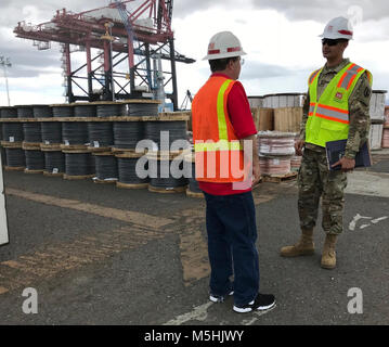 PONCE, Puerto Rico - Groupe de travail rétablissement du courant électrique de matériaux membres de l'Escouade, David Mullen et le 1er lieutenant Carlos Fabre, discuter des envois prévus au cours de l'inventaire le 4 février dans le port de Ponce Layard. Le projet de loi de matériaux Squad gère l'approvisionnement et la distribution des documents à l'appui de la mission de rétablissement d'alimentation à Porto Rico. ( Banque D'Images