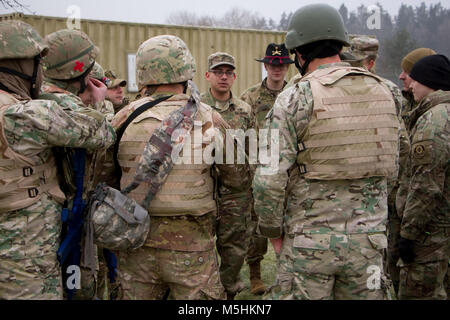 Le Sgt. Eric Loredo, un infirmier affecté à l'Escadron de soutien régimentaire, 2e régiment de cavalerie, procède à une analyse après action au cours d'un Combat Life Saver 9 Février 2018 Bien sûr, au centre de formation de simulation médicale dans la zone d'entraînement Grafenwoehr, Allemagne. Les étudiants sont des soldats du 11e Bataillon d'infanterie légère, 1re Brigade d'infanterie, le Géorgien Forces Terrestres. Les soldats ont chargé le cours sont à partir de la 2e et 7e régiment de cavalerie de la commande d'entraînement de l'armée. ( Banque D'Images