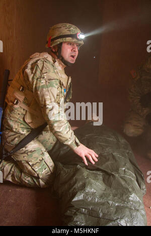 Un soldat géorgien du 11e Bataillon d'infanterie légère, 1re Brigade d'infanterie, les Forces terrestres géorgiennes, appelle à l'évacuation de la victime simulée au cours d'un Combat Life Saver 9 Février 2018 Bien sûr, au centre de formation de simulation médicale dans la zone d'entraînement Grafenwoehr, Allemagne. Les soldats ont chargé le cours sont à partir de la 2e et 7e régiment de cavalerie de la commande d'entraînement de l'armée. ( Banque D'Images