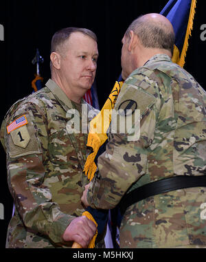 Le Lieutenant-colonel de l'armée américaine Jayson Campbell, U.S. Army Training and Doctrine Command des troupes spéciales, nouveau commandant du bataillon à gauche, accepte l'unité de couleurs, le général Paul Benenati TRADOC, Chef de cabinet adjoint, droit, au cours d'une cérémonie de passation de commandement à Joint Base Langley-Eustis, en Virginie, le 9 février 2018. Campbell a pris le commandement du lieutenant-colonel Mark Bailey. (U.S. Air Force Banque D'Images